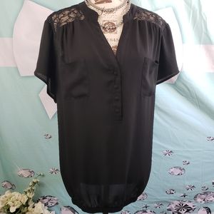 Torrid Short Sleeve w/ Blk Lace Design Torrid Sz 2